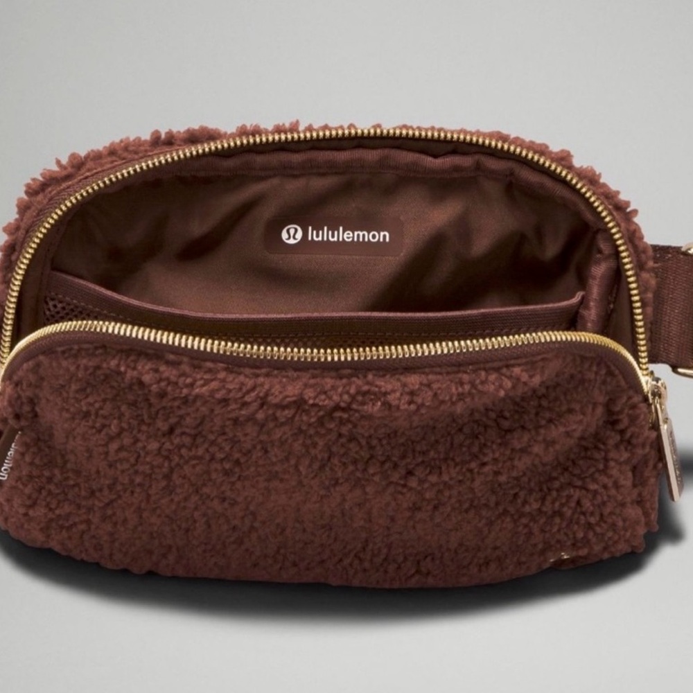 Lululemon Everywhere Belt Bag Crossbody in cozy brown sherpa material travel - Picture 3 of 10
